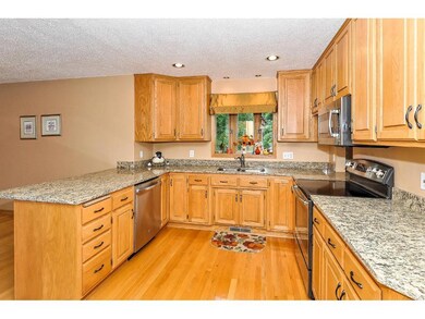 Updated eat-in kitchen with oak hardwood floor, gr
