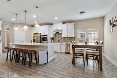 Kitchen & Dining