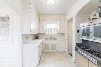 1544 7th Ave SE, Cedar Rapids, IA 52403 - photo 2