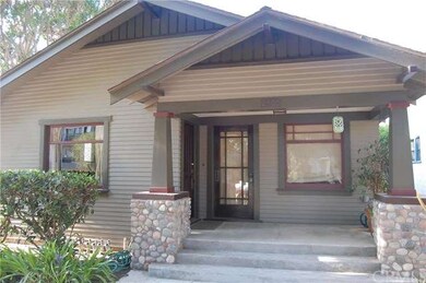 2905 E 3rd St-2 bed/1 bathroom