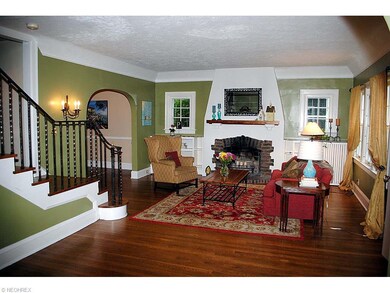 BEAUTIFUL AND LARGE LIVING ROOM WITH WOOD FLOORING