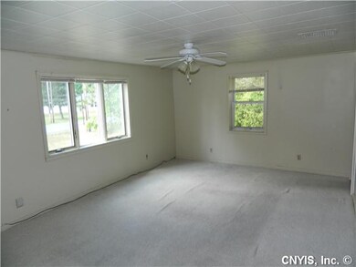 Living Room Spacious/Bright Living Room