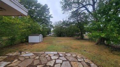 1004 W Lone Star Ave, Cleburne, TX 76033 - photo 3