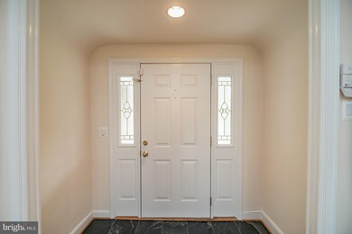 11125 Oakton Rd, Oakton, VA 22124 - photo 4