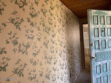 Side entry hall
