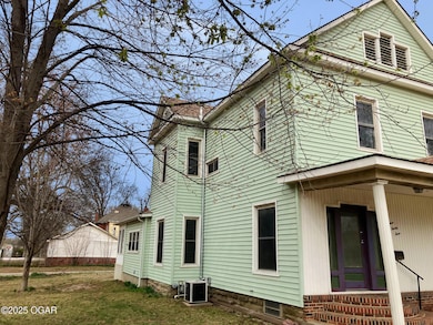 323 W Maple St, Columbus, KS 66725 - photo 2