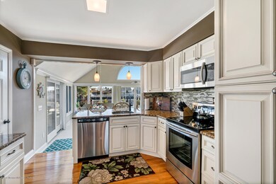 208 Curtis Point Dr-large-004-17-4M3A377