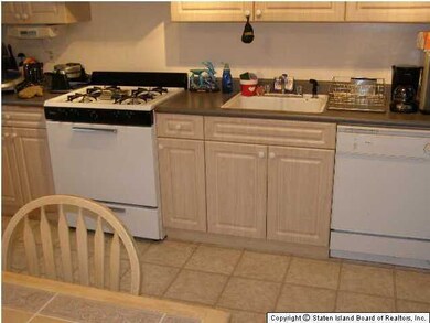 220 Skyline Dr, Staten Island, NY 10304 - photo 3