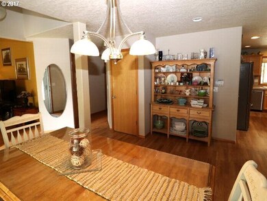 1285 S Sycamore St, Canby, OR 97013 - photo 4