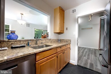 10424 Parthenon Ct, Bethesda, MD 20817 - photo 4
