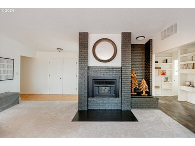 Living Room/Entrance