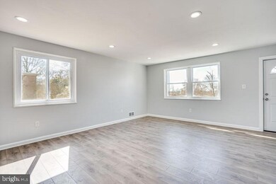 5219 Deal Dr, Oxon Hill, MD 20745 - photo 4