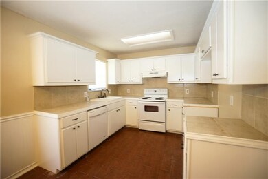 1617 NE 5th St, Moore, OK 73160 - photo 3