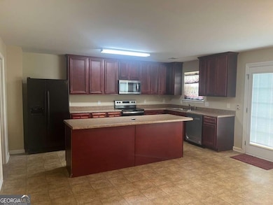 901 Broderick Cir, Warner Robins, GA 31088 - photo 3