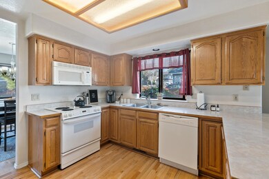 904 NW Regent Dr, Grants Pass, OR 97526 - photo 7