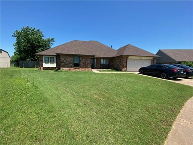 1101 NE 22nd St, Moore, OK 73160 - photo 2