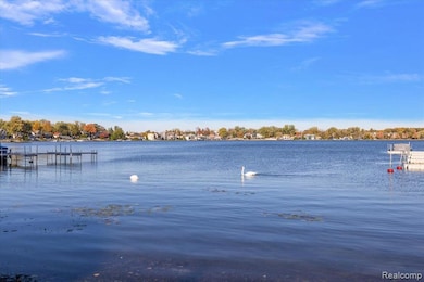 44800 Bayview Dr unit 33, Novi, MI 48377 - photo 3