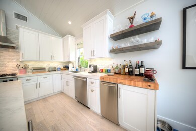 (10) 712 Ashe St-19
