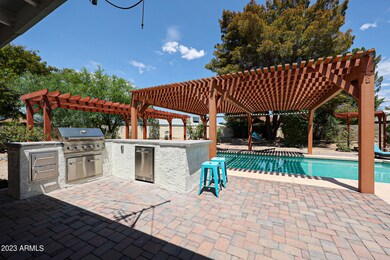 EXCELLENT OUTDOOR KITCHEN/BBQ/FRIDGE
