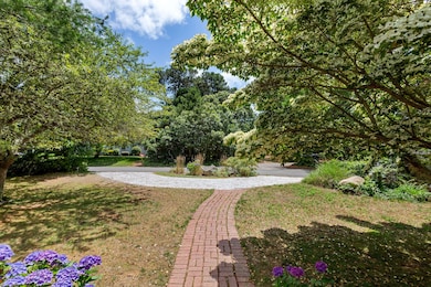 Entranceway to Front Yard