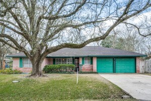 402 E Dumble St, Alvin, TX 77511 - photo 2