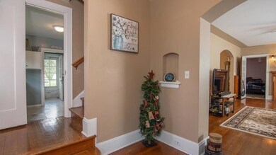 6. Foyer to Living Rm or Kitchen
