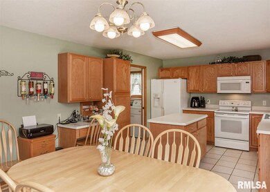 6201 Hillandale Rd, Davenport, IA 52806 - photo 6