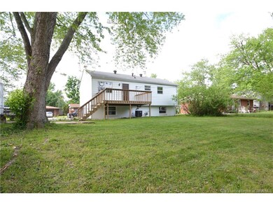 Great yard with mature shade tree, fenced yard, sh