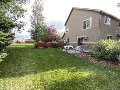 Pike - private side yard