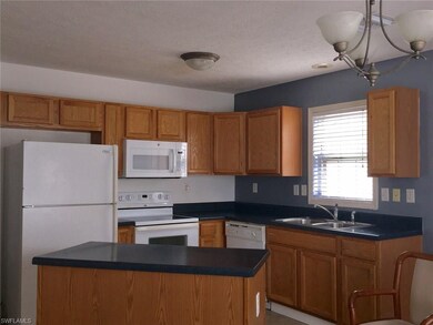 KITCHEN W/ ISLAND