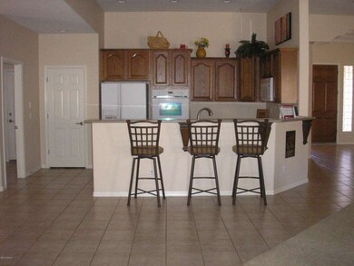 Kitchen w/breakfast bar