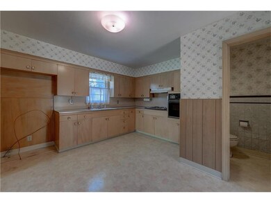 Kitchen Cabinets have pull out shelves!