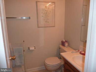 13441 Marble Rock Dr, Chantilly, VA 20151 - photo 3