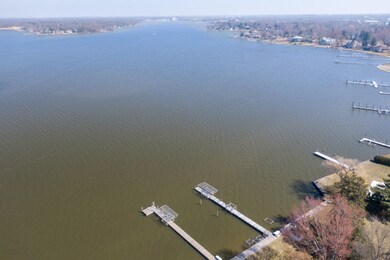 1121 S Shore Dr, Holland, MI 49423-44