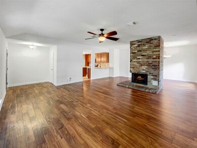 3902 Spring Meadow Dr, Pearland, TX 77584 - photo 3