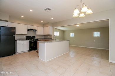 004-photo-dining-room-11713430