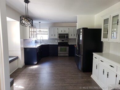 Beautiful Kitchen with new counter tops & backspla