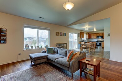 2875 SW Deschutes Drive-11