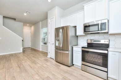 Kitchen with appliances with stainless steel fini