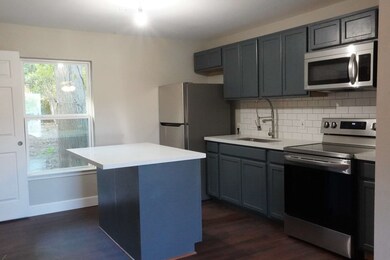 1914 W Sealy St, Alvin, TX 77511 - photo 6