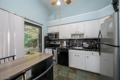 15 South Ct unit 141G, Clinton, NJ 08809 - photo 3