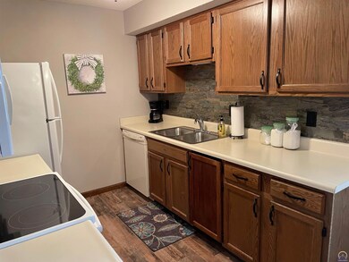 5641 SW Foxcroft Cir S unit 201, Topeka, KS 66614 - photo 4