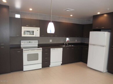 Modern-Spacious 'Eat In' Kitchen