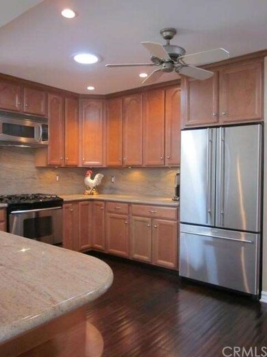 Neutral Cabinets, Built-in Microwave, Range