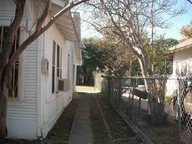 710 Cedar Ave, Laredo, TX 78040 - photo 4
