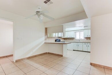 1428 S Hedge-12