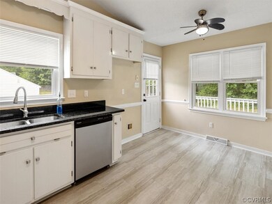 Eat-In Kitchen with vaulted ceiling, granite count
