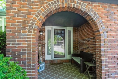 3714 Skyline Dr, Des Moines, IA 50310 - photo 2