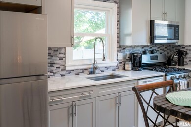 2619 N Howell St, Davenport, IA 52804 - photo 4