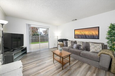 9458 Roseburg Ct, Sacramento, CA 95826 - photo 7